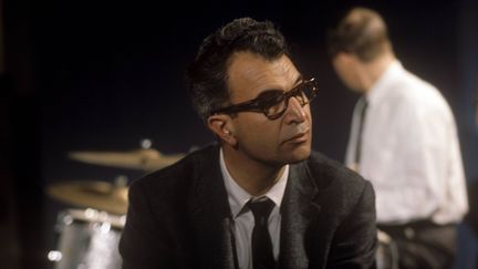 Le pianiste américain Dave Brubeck en 1964 à Londres, lors de l'enregistrement d'un show télévisé (DAVID REDFERN / REDFERNS / GETTY IMAGES)