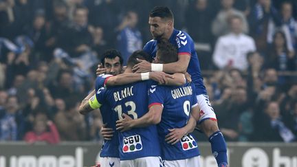 Les Strasbourgeois mènent 2-0 face à Bourg-en-Bresse à la mi-temps, le 19 mai 2017. (PATRICK HERTZOG / AFP)