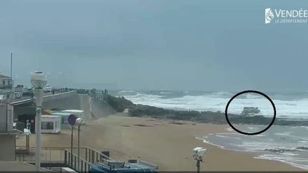 Sur les images de la webcam de la plage, on voit le bateau de la SNSM sur le rivage, ce vendredi 7 juin.&nbsp; (DEPARTEMENT DE LA VENDEE)