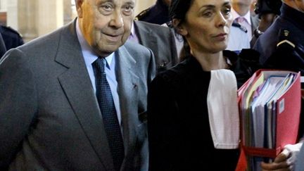 Charles Pasqua avec une de ses avotates, Me. Jacqueline Laffont, à son arrivée à son procès à Paris, le 19 avril 2010 (AFP/THOMAS COEX)