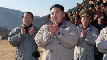 Kim Jong-un, le fils de Kim Jong-il d&eacute;sign&eacute; comme son successeur, en visite sur le site d'une centrale &eacute;lectrique &agrave; Huichon, en Cor&eacute;e du Nord (photo non dat&eacute;e). (KNS / KCNA / AFP)