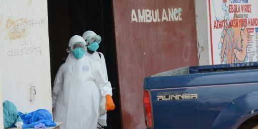 Des soignants en tenue de protection contre le virus Ebola qui souvent effraient les populations (ZOOM DOSSO / AFP)