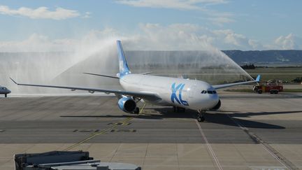 Un avion de la compagnie aérienne française XL Airways, en 2012 à l'aéroport Marseille-Provence.&nbsp; (SERGE GUEROULT / MAXPPP)