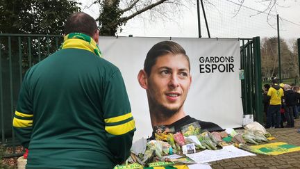 Un supporter&nbsp;du FC Nantes rendant hommage à Emiliano Sala, le 24 janvier.&nbsp; (SOIZIC BOUR / FRANCE-BLEU LOIRE OCÉAN)