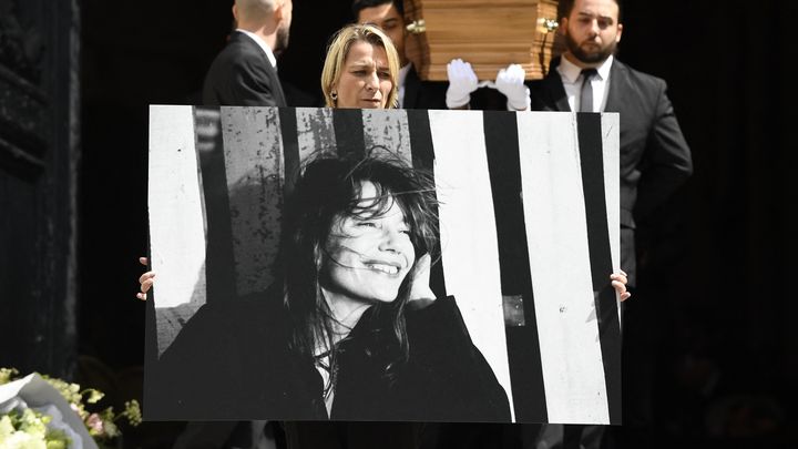 Sur le parvis de l'église, une photo en noir et blanc de Jane Birkin précédait le cortège funèbre. (JULIEN DE ROSA / AFP)