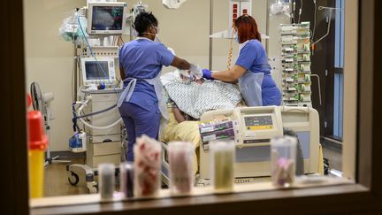 Une équipe médicale s'occupe d'un patient infecté par le Covid-19 à l'hôpital Avicienne de Bobigny, le 8 février 2021. (BERTRAND GUAY / AFP)