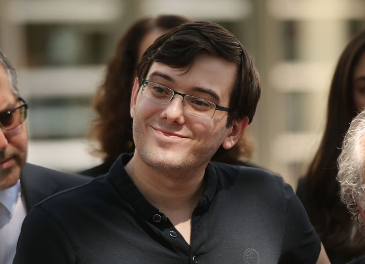 Martin Shkreli, ancien gérant d'un fonds d'investissement spécialisé dans l'industrie pharmaceutique, sourit face aux médias après avoir été reconnu coupable de 8 chefs d'accusation dont fraudes sur titres et manipulation d'actions le 4 août 2017&nbsp; à New York (Etats-Unis). (SPENCER PLATT / GETTY IMAGES NORTH AMERICA)