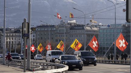 Des voitures passent sur le pont du Mont-Blanc,&nbsp;sur le canton de Genève en Suisse, Genève,&nbsp;le 5 janvier 2022. (VINCENT ISORE / MAXPPP)