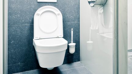 Un voyeur qui cachait des mini-cam&eacute;ras dans les toilettes pour femmes de bars parisiens a &eacute;t&eacute; interpell&eacute;, en avril 2013. (MAURO GRIGOLLO / GETTY IMAGES)