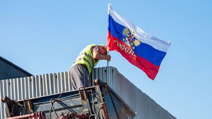 Un drapeau russe est installé sur une gare routière à Melitopol, dans la région de Zaporijjia (Ukraine), le 1er juillet 2022. (ALEXEI KONOVALOV / TASS / SIPA USA / SIPA)