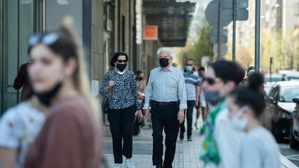 Des personnes se baladent&nbsp;place de Jaude à Clermont-Ferrand, en mars 2021.&nbsp; (BOILEAU FRANCK / MAXPPP)