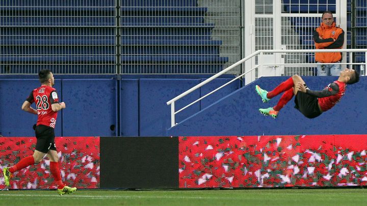 La joie de l'attaquant guingampais Rachid Alioui, lors d'un match &agrave; Bastia, le 1er f&eacute;vrier 2014.&nbsp; (PASCAL POCHARD-CASABIANCA / AFP)