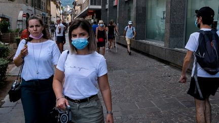 Des passants dans une rue d'Annecy (Haute-Savoie), le 14 août 2020. (MARTIN BERTRAND / HANS LUCAS / AFP)