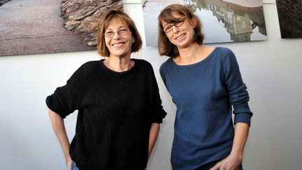 Jane Birkin et sa fille Kate Barry (&agrave; droite) posent dans une galerie, en marge du Festival du film britannique de Dinard (Ille-et-Vilaine), le 5 octobre 2012. (MAXPPP)