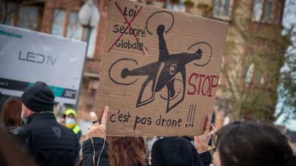 Une manifestante brandit une pancarte lors de la mobilisation contre la proposition de loi sur la "sécurité globale" à Metz, le 5 décembre 2020. Photo d'illustration. (NICOLAS BILLIAUX / HANS LUCAS)