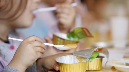 Les OGM pourraient bient&ocirc;t dispara&icirc;tre des cantines des &eacute;coles parisiennes. (GODONG / PHOTONONSTOP / AFP)