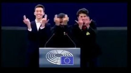 Les trois jeunes marseillais font le signe du chanteur Jul à la fin de leur discours au Parlement européen à Strasbourg (Bas-Rhin). (CAPTURE D'ECRAN TWITTER)