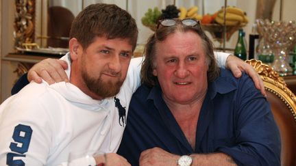 L'acteur fran&ccedil;ais G&eacute;rard Depardieu (&agrave; droite), et le pr&eacute;sident de la Tch&eacute;tch&eacute;nie, Ramzan Kadyrov, le 25 f&eacute;vrier 2013 &agrave; Grozny (Tch&eacute;tch&eacute;nie). (SAID TCARNAEV / RIA NOVOSTI / AFP)