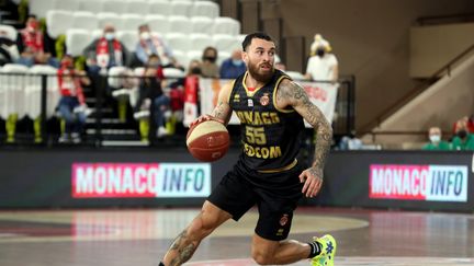 Le meneur de jeu monégasque, Mike James, ici lors le 15e journée de championnat d'Elite de basket face au Portel, le 9 janvier 2022. (JEAN FRANCOIS OTTONELLO / MAXPPP)