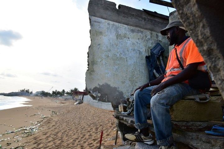 Dans les ruines d'un hôtel détruit par la montée des eaux sur la plage de Vridi près d'Abidjan (Côte d'Ivoire) le 14 novembre 2016 (ISSOUF SANOGO / AFP)