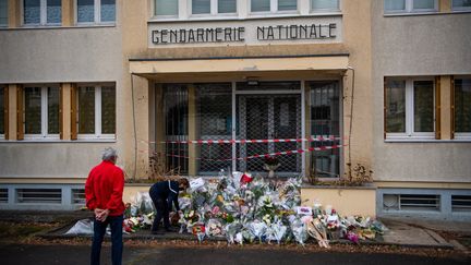 Trois Gendarmes ont été abattus par un forcené. Une minute de silence a été respectée devant gendarmerie d'Ambert, dans le Puy-de -Dôme. (RICHARD BRUNEL / MAXPPP)