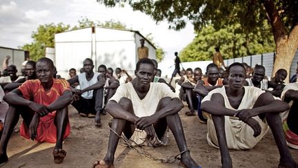 Des détenus assis dans la cour de la prison de Bentiu, dans l'Etat d'Unity. (Peter Muller Human Rights Watch)