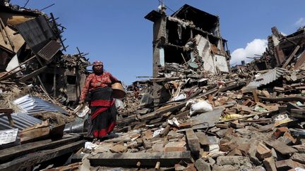 Une femme marche dans les d&eacute;combres de la ville de Bhaktapur, le 27 avril 2015, deux jours apr&egrave;s le tremblement de terre qui a d&eacute;vast&eacute; le N&eacute;pal. (ADNAN ABIDI / REUTERS)