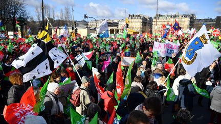 Des participants à la manifestation contre le projet de loi de bioéthique, à Paris, le 19 janvier 2020. (CHRISTOPHE ARCHAMBAULT / AFP)