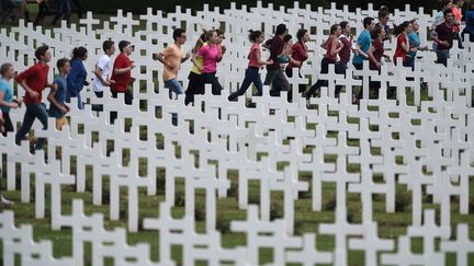 Des jeunes Français et Allemands dans le cimetière de Douaumont lors de la cérémonie commémorative de Verdun (Meuse), le 29 mai 2016. (FREDERICK FLORIN / AFP)