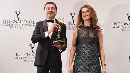 Vassili Clert et Anne Landois, le producteur et la scénariste de la série "Engrenages" reçoinvent un Emmy award à New York (23 novembre 2015)
 (Tho Wargo / Getty Images North America / AFP)