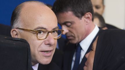 Bernard Cazeneuve, le ministre de l'Int&eacute;rieur (&agrave; gauche), parle avec une femme de confession musulmane, au minist&egrave;re de l'Int&eacute;rieur, &nbsp;&agrave; Paris,&nbsp;le 15 juin 2105, lors du lancement de la nouvelle instance de dialogue avec le culte musulman.&nbsp; (MARTIN BUREAU / AFP)