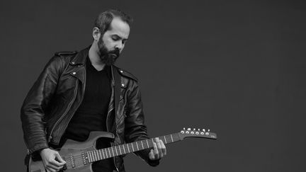 La voix androgyne et langoureuse du chanteur des "Cigarettes After Sex" a jeté un sort au public de Rock en Seine, samedi. Silencieux, les yeux fermés, les festivaliers se sont laissés aller à un état second déclenché par l'ambient pop sensuel des Texans. (Lire notre interview et compte-rendu ici)
 (Gilles Scarella / FTV)