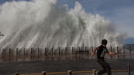 La côte basque, en Espagne, est alerte rouge le 8 février 2016. A San Sebastian, les vagues sont hautes de 9 mètres. (JAVI JULIO / ANADOLU AGENCY / AFP)