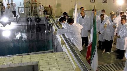 Le président iranien Mahmoud Ahmadinejad visite un centre de recherche nucléaire à Téhéran, le 16 février 2012. (AFP - HO)