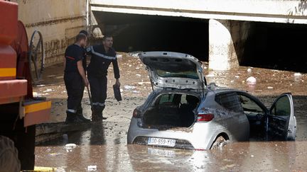 &nbsp; (Les secours toujours mobilisés dimanche matin à Cannes, où il est tombé 107 litres d'eau par mètre carré en moins d'une heure la nuit dernière © REUTERS/Eric Gaillard)