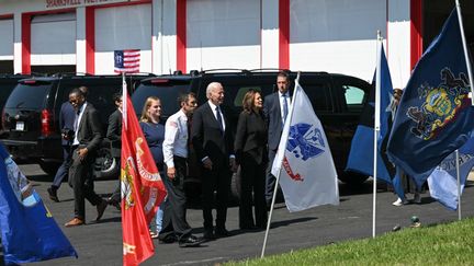 Le président américain Joe Biden et la candidate démocrate à l'élection présidentielle Kamala Harris, le 11 septembre 2024, dans une caserne de pompiers de Shanksville, ville de Pennsylvanie où s'est écrasé le vol United 93, le 11 septembre 2001. (MANDEL NGAN / AFP)