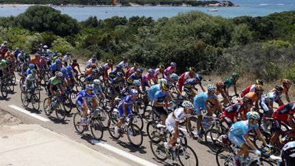 Le peloton à l'assaut des routes corses (PASCAL GUYOT / AFP)