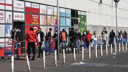 Des clients patientent à l'entrée d'un supermarché à Drancy (Seine-Saint-Denis), le 15 avril 2020. (BERTRAND GUAY / AFP)