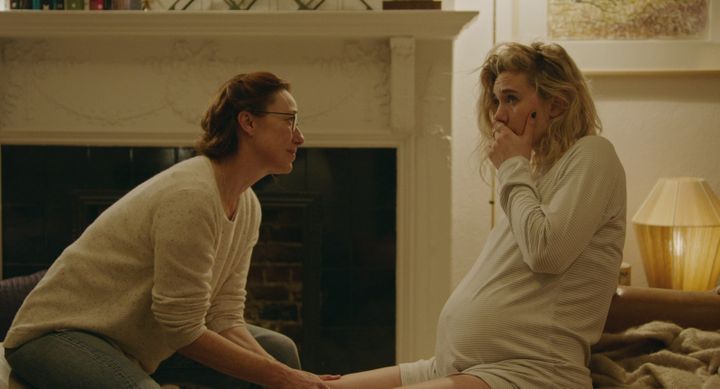 Martha (Vanessa Kirby) face à sa sage femme (Molly Parker) dans "Pieces of a woman".&nbsp; (BENJAMIN LOEB / NETFLIX)