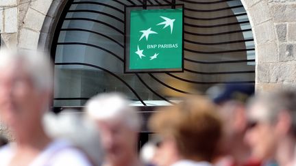 Des passants devant un établissement BNP Paribas, le 24 juin 2014 à Lille (Nord). (PHILIPPE HUGUEN / AFP)