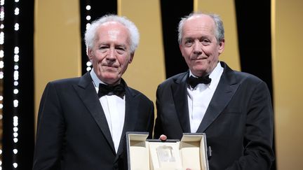 Les frères Jean-Pierre et Luc Dardenne et leur Prix de la mise en scène pour&nbsp;Le Jeune Ahmed (VALERY HACHE / AFP)