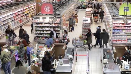 Les ventes dans les supermarchés ont chuté de 9% en un an. Les clients achètent moins, car les produits sont devenus trop chers. (FRANCEINFO)