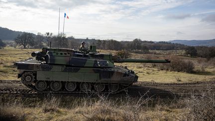 Un char français Leclerc, le 8 décembre 2022 à Thierville-sur-Meuse (Meuse). (THOMAS SAMSON / AFP)