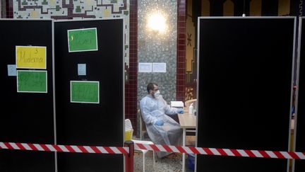 Un homme dans un centre de vaccination de Vienne (Autriche), le 5 février 2022. (ALEX HALADA / AFP)