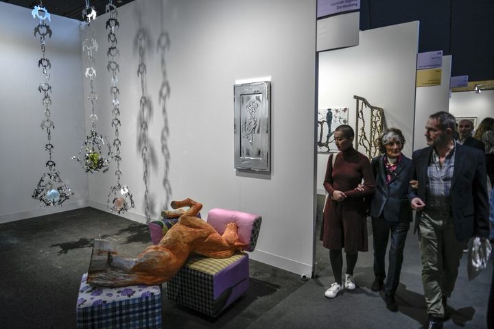 L'oeuvre "Cheval fatigué, Venny" de l'artiste allemande&nbsp;Hannah Sophie Dunkelberg exposée à Paris Art Basel&nbsp; (STEPHANE DE SAKUTIN / AFP)