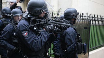 La police anti-émeutes prend position lors de manifestations de lycéens à Paris réclamant "la justice pour Théo", le 23 février 2017, à Paris. (GEOFFROY VAN DER HASSELT / AFP)