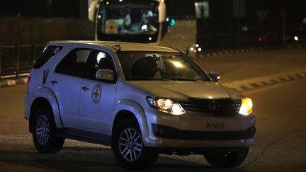 Une voiture de la Croix-Rouge en Israël, le 30 novembre 2023. (AHMAD GHARABLI / AFP)