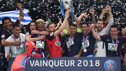 Coupe de France : les capitaines des Herbiers et du PSG soulèvent ensemble le trophée