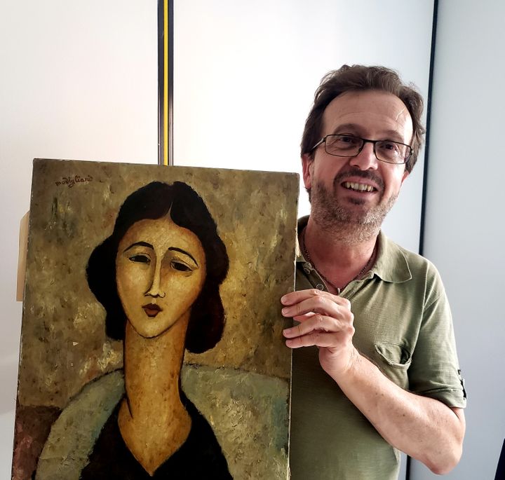 Le commandant Boyer tient dans ses mains un faux Modigliani. (PIERRE DE COSSETTE / RADIOFRANCE)