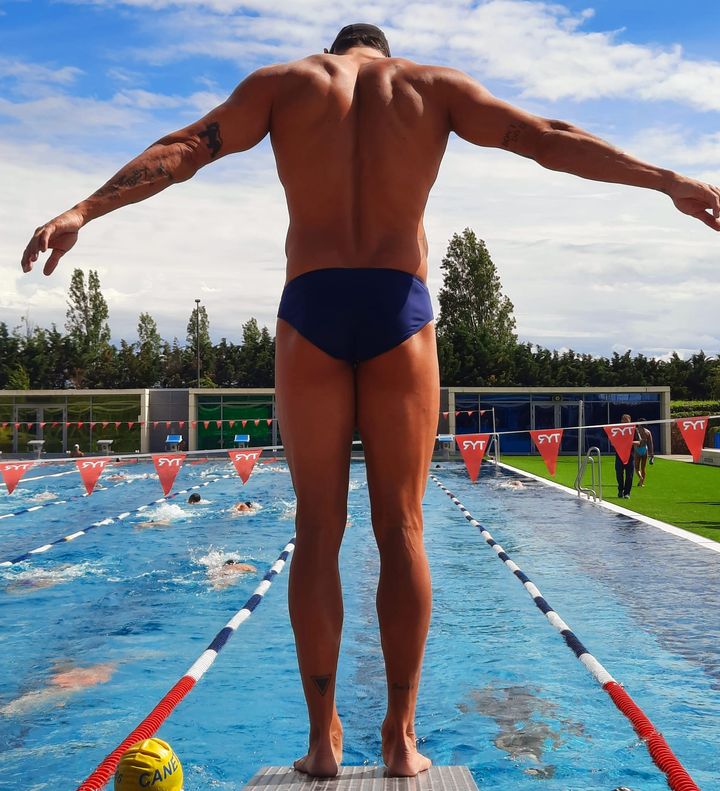 Florent Manaudou s'apprête à s'élancer lors de son entraînement en vue des championnats de France de natation à Chartres, juin 2024 (JÉRÔME VAL / RADIO FRANCE)